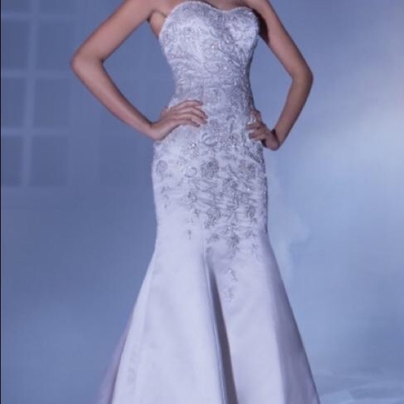 NEVER WORN GORGEOUS WEDDING DRESS FOR SALE